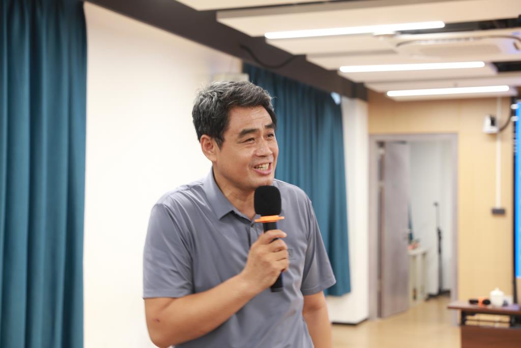 教研员高众老师介绍“万象杯”小学数学教师命题能力比赛相关事宜