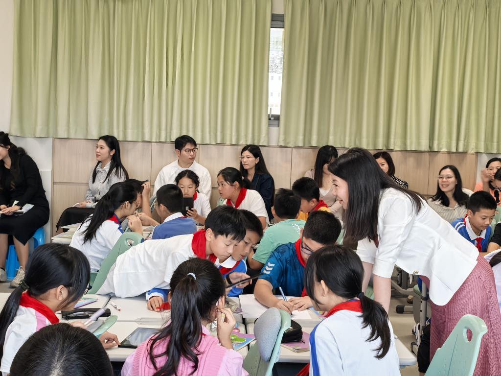 课堂小组讨论实况