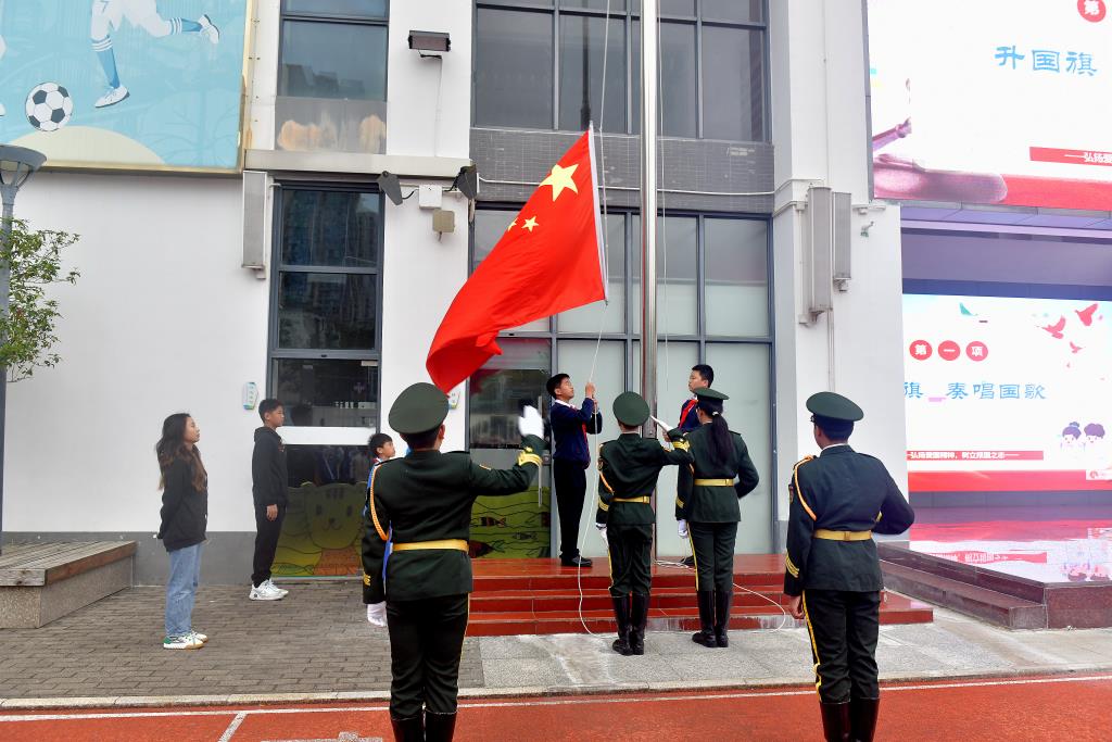深圳市翠北实验小学升旗仪式图片