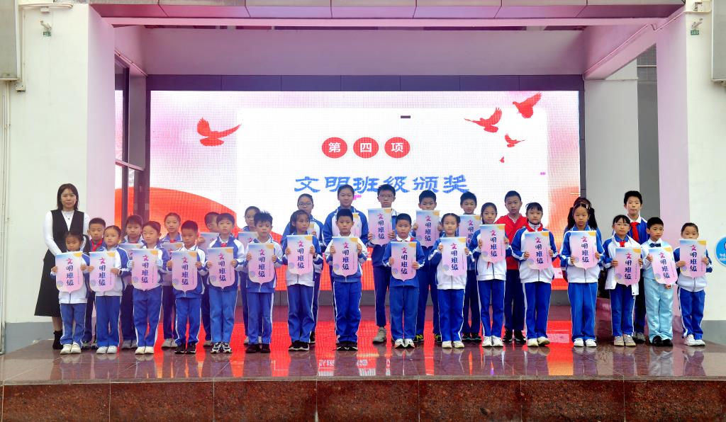 深圳市翠北实验小学升旗仪式图片