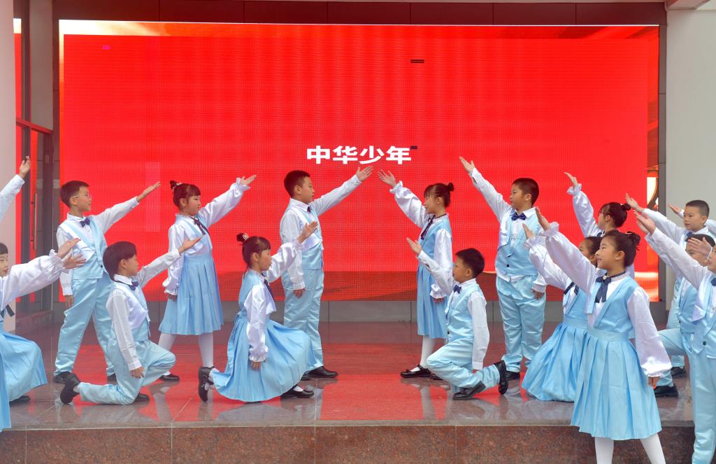 深圳市翠北实验小学升旗仪式图片