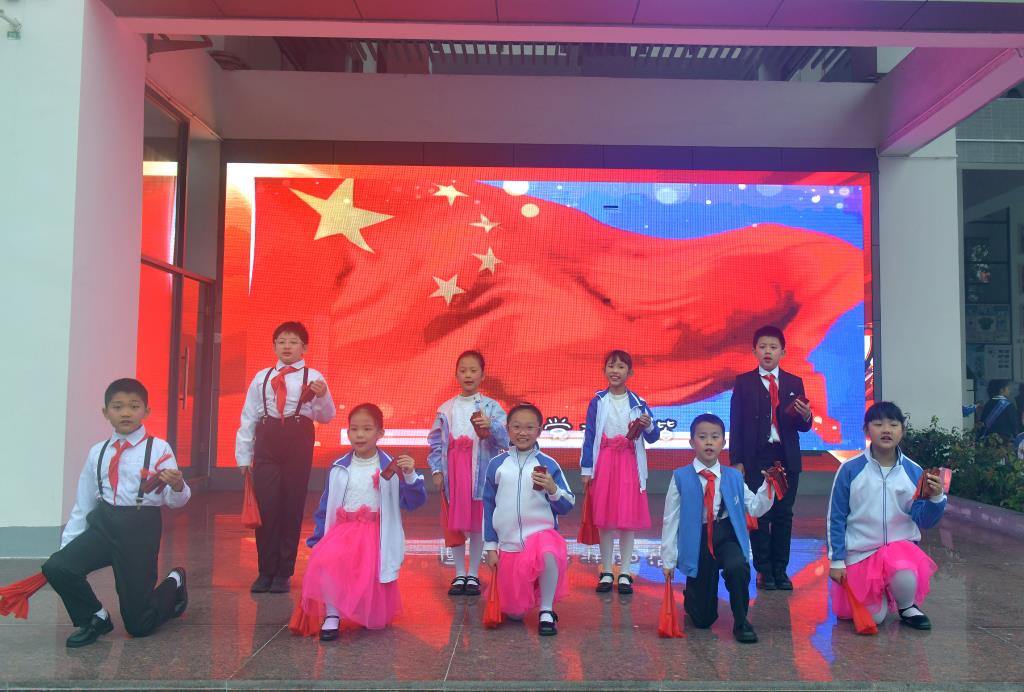 深圳市翠北实验小学升旗仪式图片