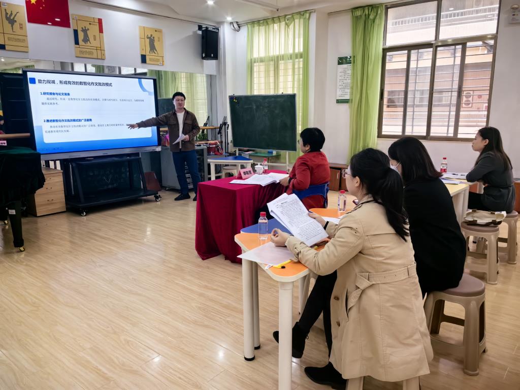 专家听取课题开题报告