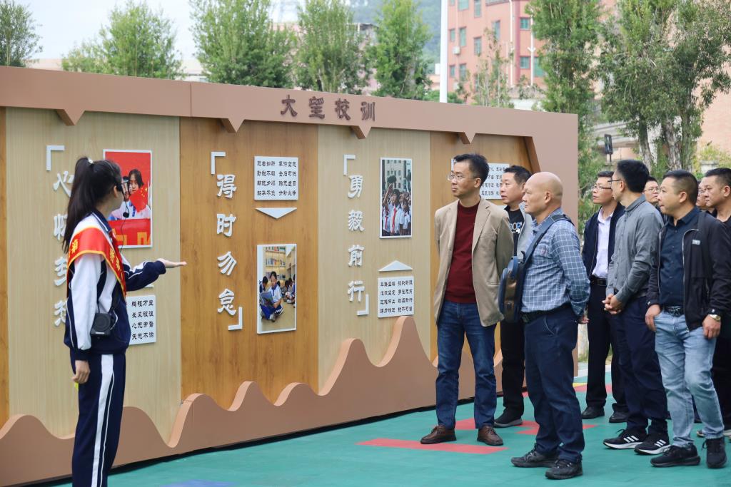 讲解员现场导览