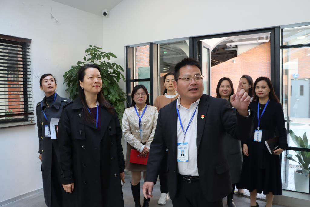 调研组调研走访罗湖美术馆分馆