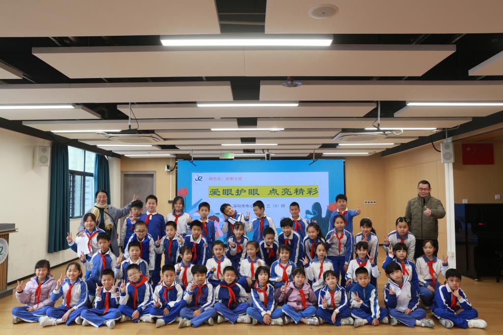 三（5）中队全体学生、郭老师与校领导合影