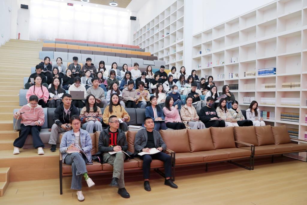 布心中学李永义书记领读《做个自驱型教师》