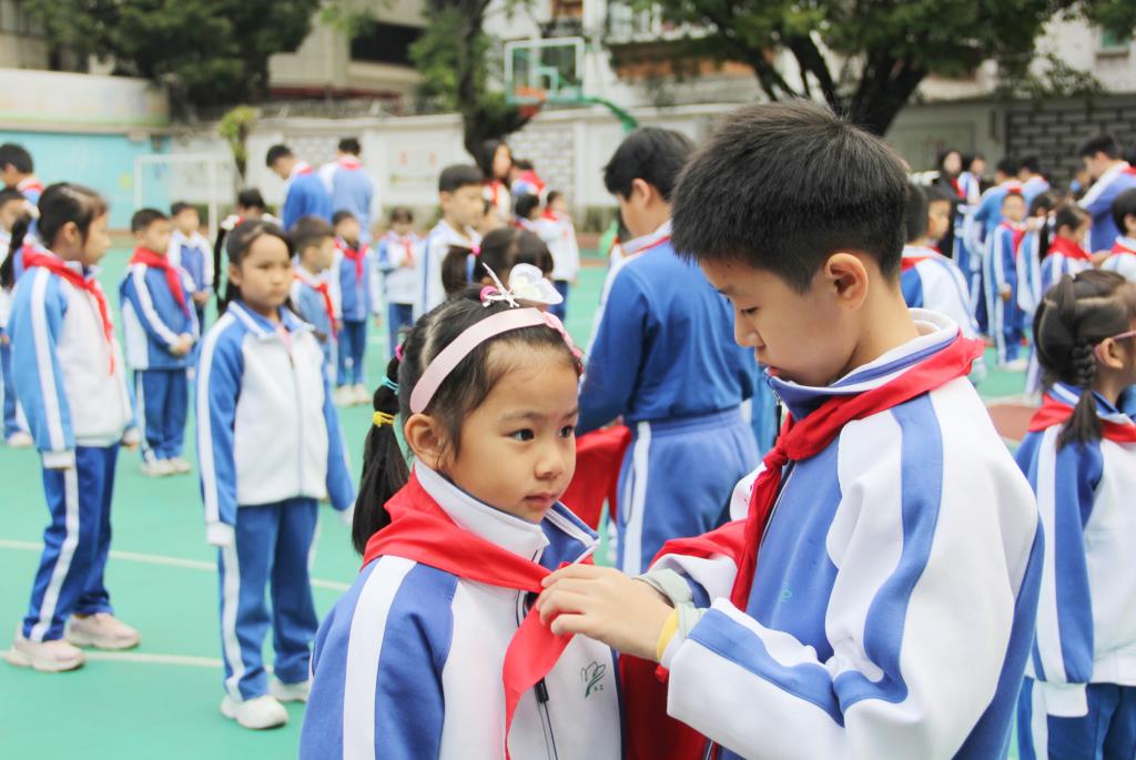 小小先锋，共筑中国梦 ——深圳市南湖小学举行少先队员入队仪式