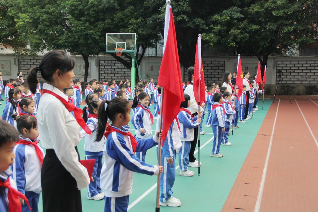 小小先锋，共筑中国梦 ——深圳市南湖小学举行少先队员入队仪式