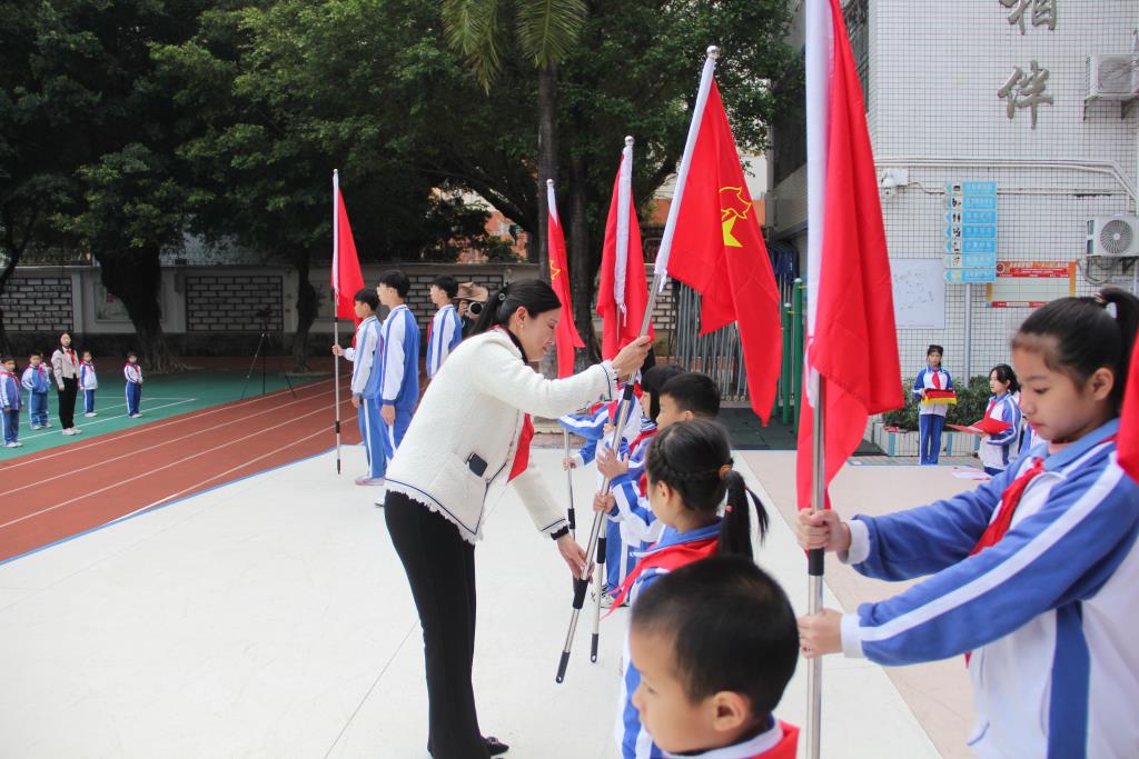 小小先锋，共筑中国梦 ——深圳市南湖小学举行少先队员入队仪式
