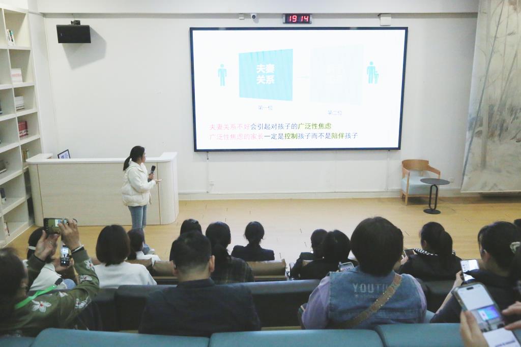 布心中学李亮萍老师讲座——如何面对青春期叛逆