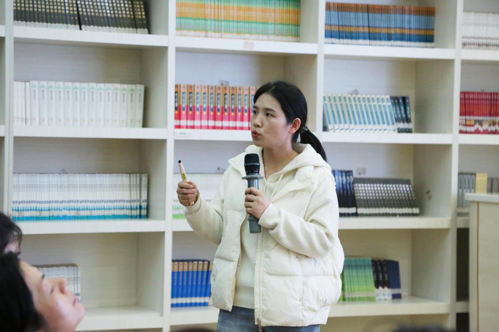 布心中学李亮萍老师讲座——如何面对青春期叛逆