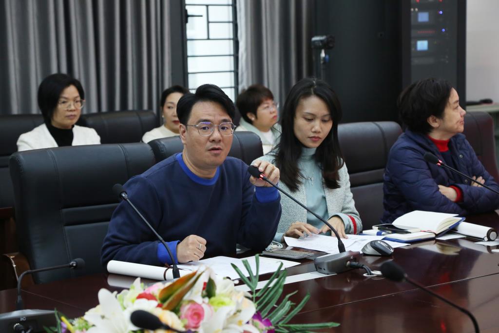 新任职的校家委成员在会议上进行自我介绍