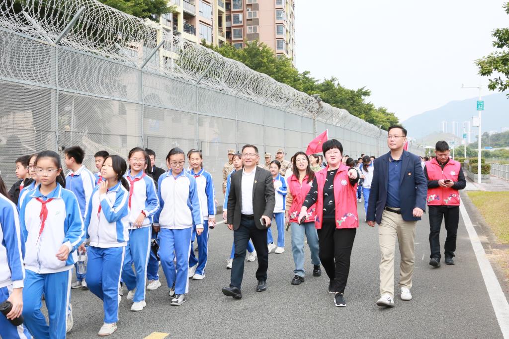 “徒步深圳河，聆听深港史”爱国主义教育活动
