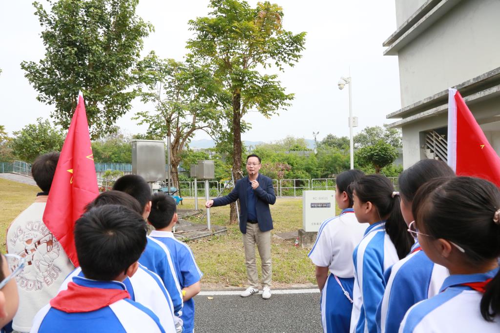“徒步深圳河，聆听深港史”爱国主义教育活动