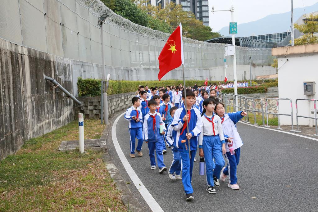 “徒步深圳河，聆听深港史”爱国主义教育活动