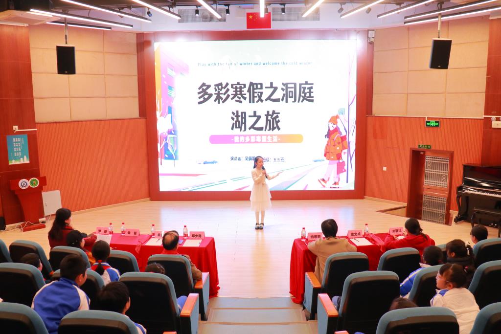 学生展示多彩寒假安排