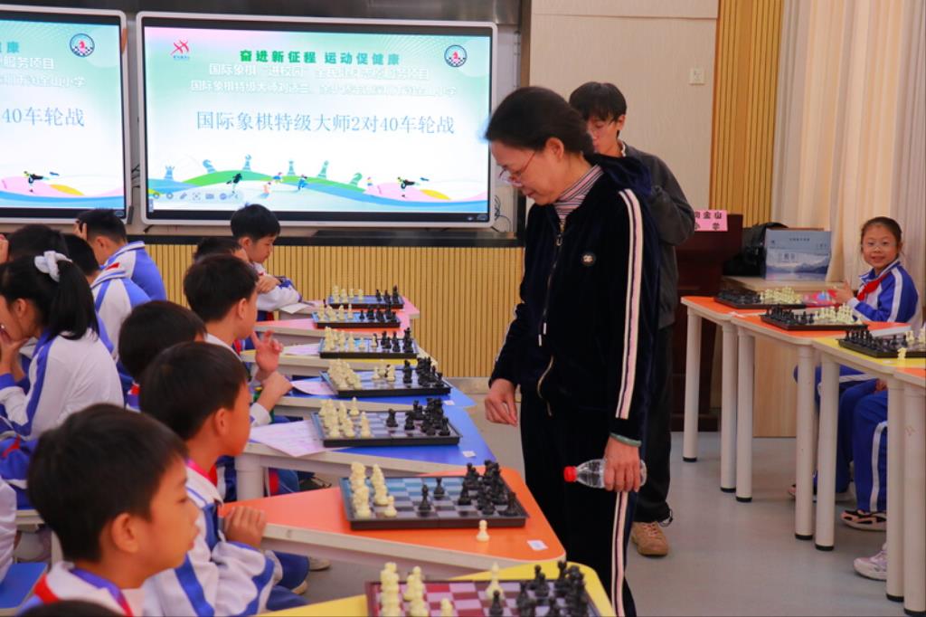 国际象棋特级大师刘适兰与学生展开车轮赛