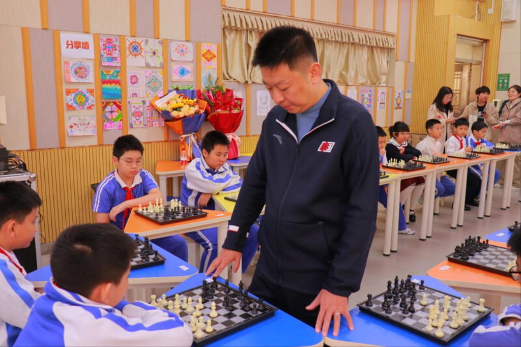 .国际象棋特级大师余少腾与学生展开车轮赛