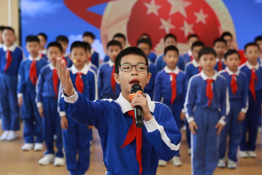 四（2）中队带来朗诵表演——《“宪”给你一生的守护》