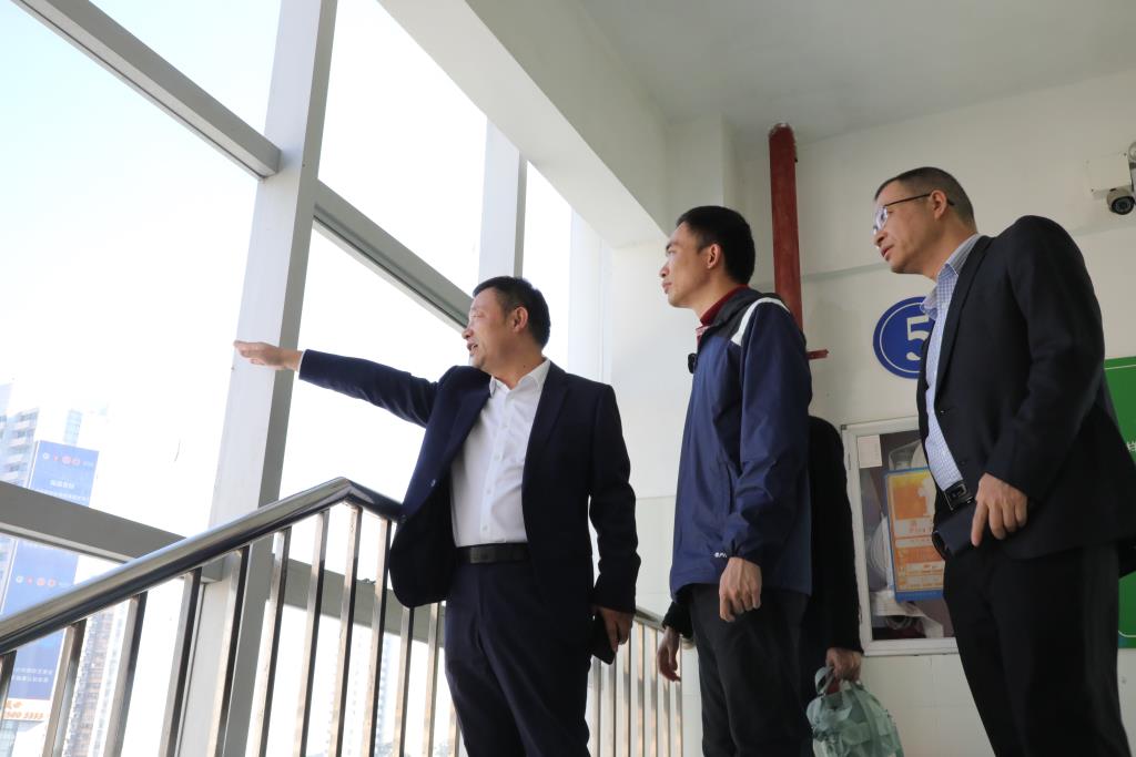 中国象棋大师曹岩磊重返母校