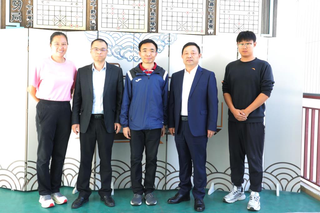 中国象棋大师曹岩磊重返母校