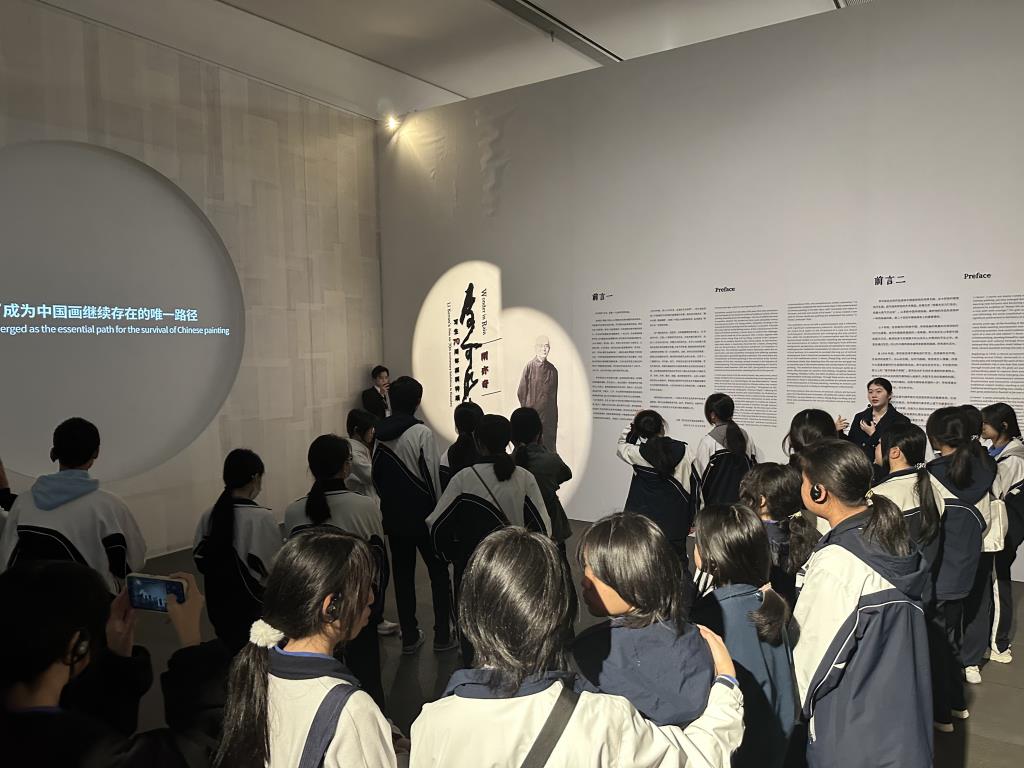 布心中学初三学子到深圳市美术馆、北理莫美术中学参观学习