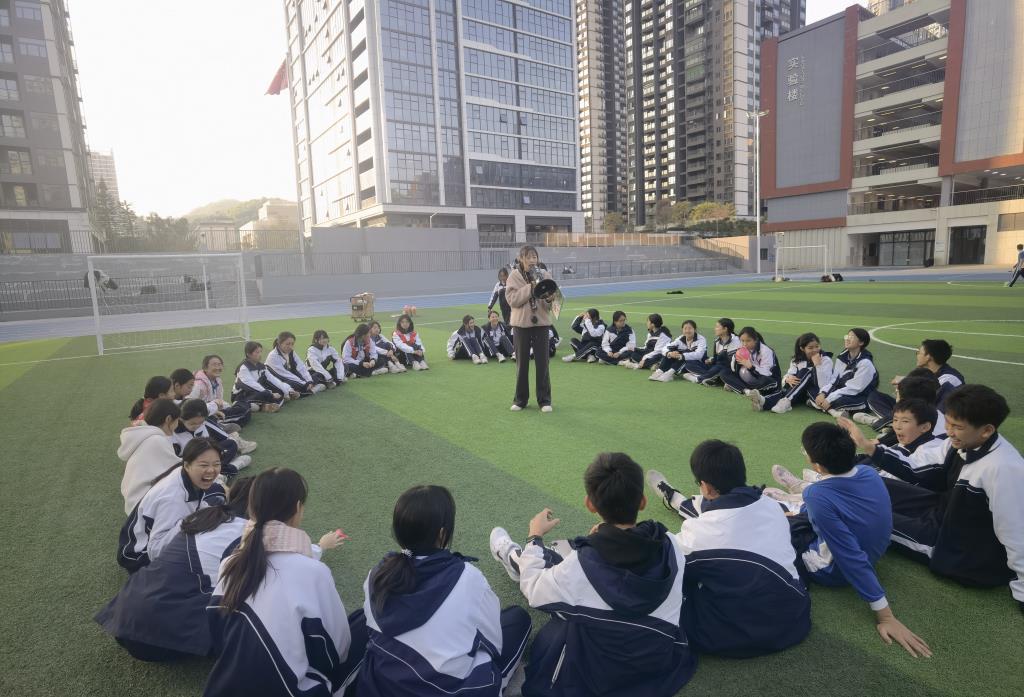 布心中学开展学生会团建活动