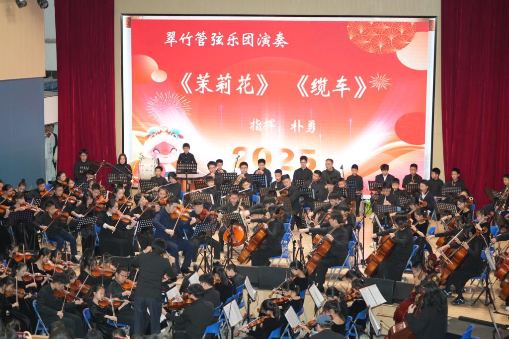 管弦乐团带来精彩的演奏