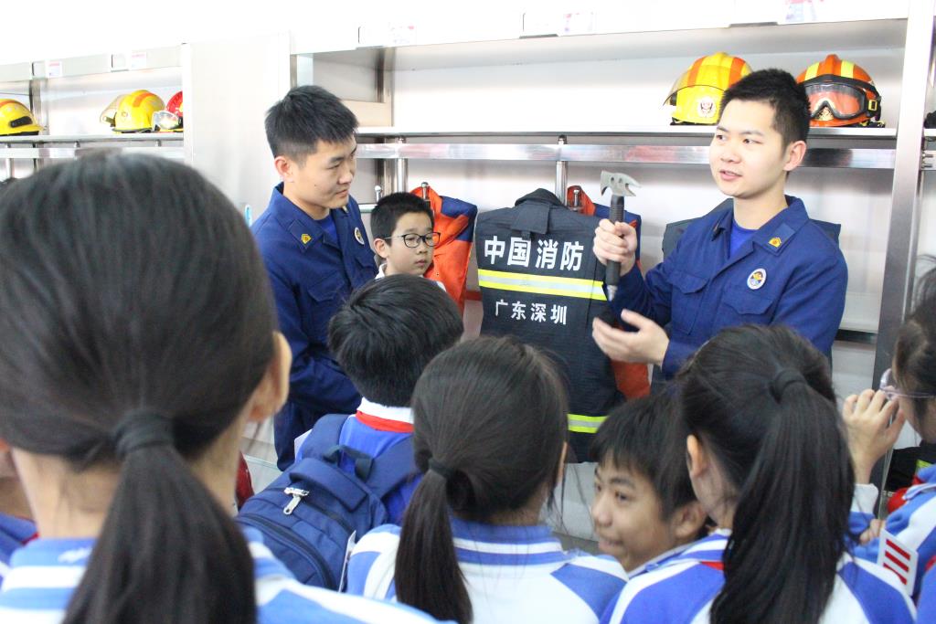 深圳市笋岗小学少先队员走进消防站慰问消防员活动