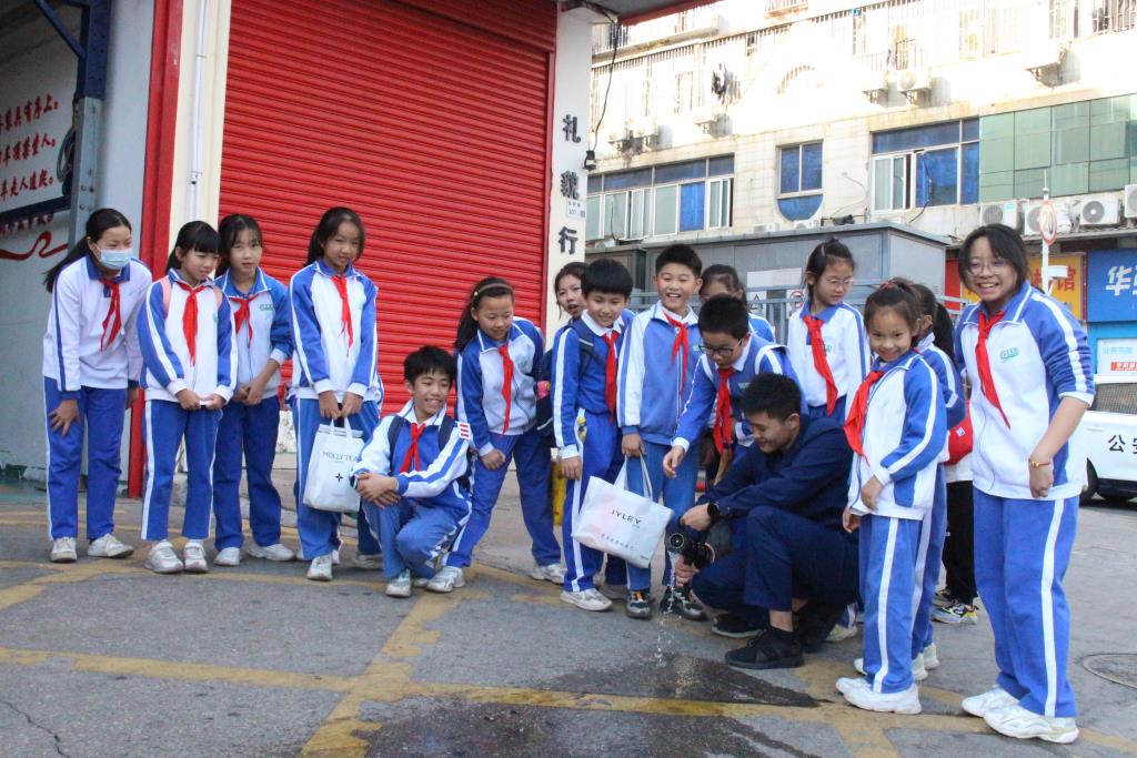 深圳市笋岗小学少先队员走进消防站慰问消防员活动