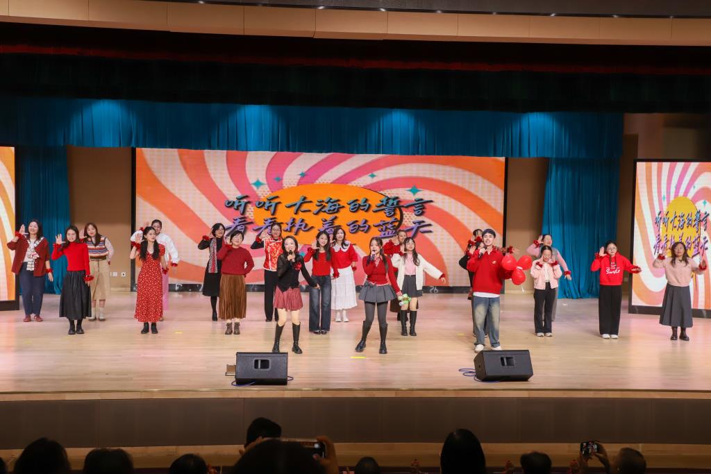 语文科组的老师们共同演绎小虎队的经典曲目《爱》
