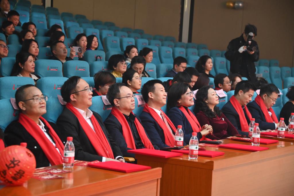 桂园中学的这场联欢会超燃！罗湖教育人的梦幻联动！