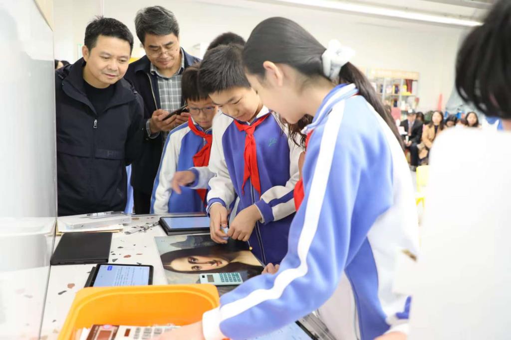 探索数智化育人模式，引领教育融合创新