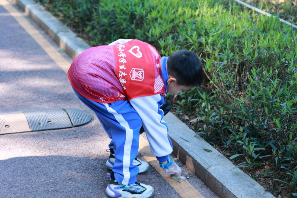 笋岗小学家校联合会举行亲子环保徒步活动