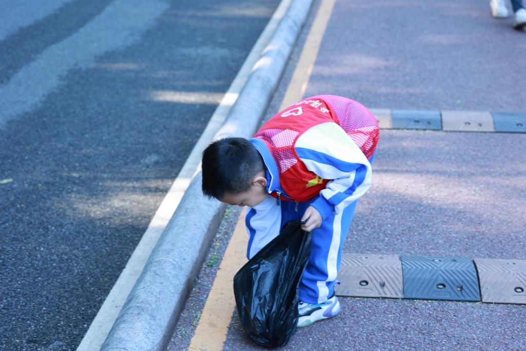 笋岗小学家校联合会举行亲子环保徒步活动