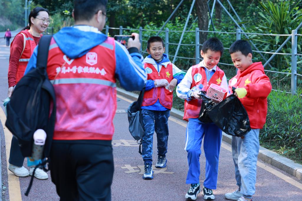 笋岗小学家校联合会举行亲子环保徒步活动