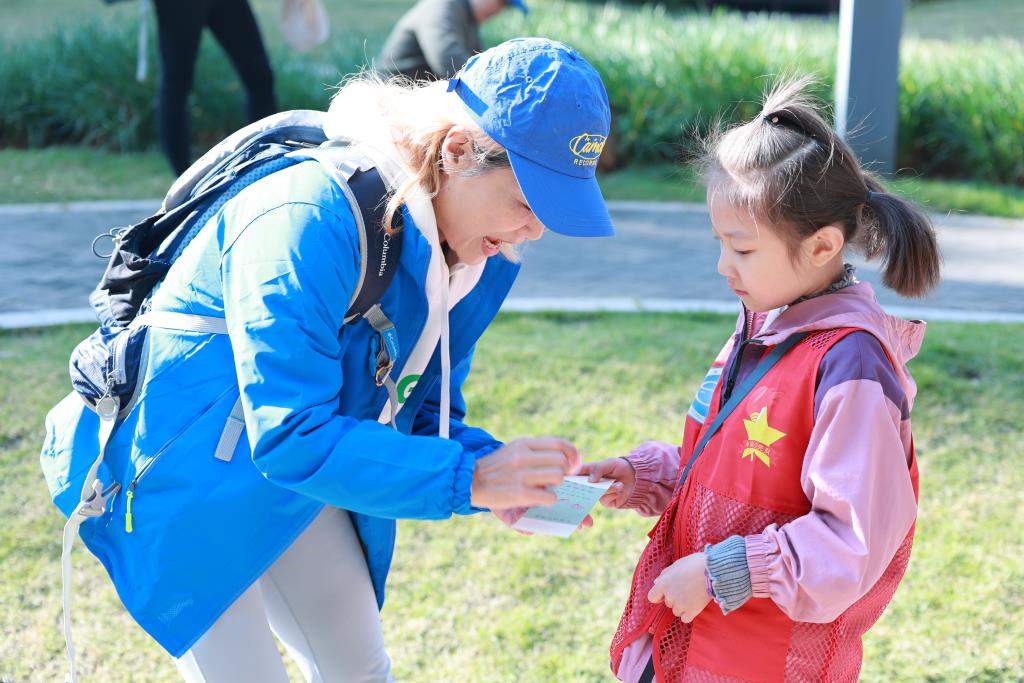 笋岗小学家校联合会举行亲子环保徒步活动