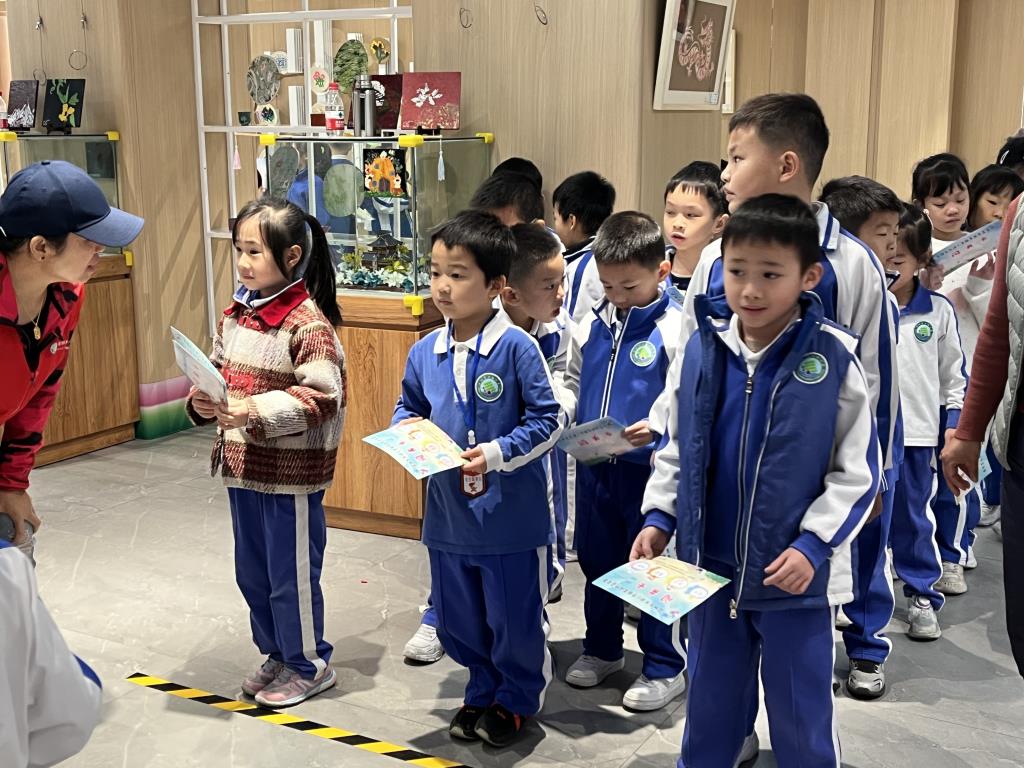 深圳市洪湖小学举行一二年级期末嘉年华活动