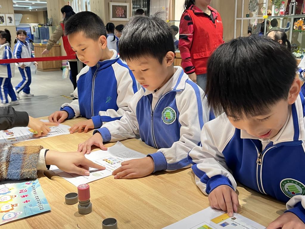 深圳市洪湖小学举行一二年级期末嘉年华活动