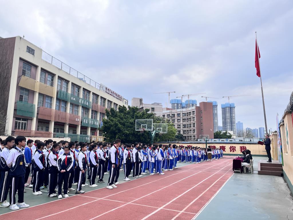 教师代表周功平发言