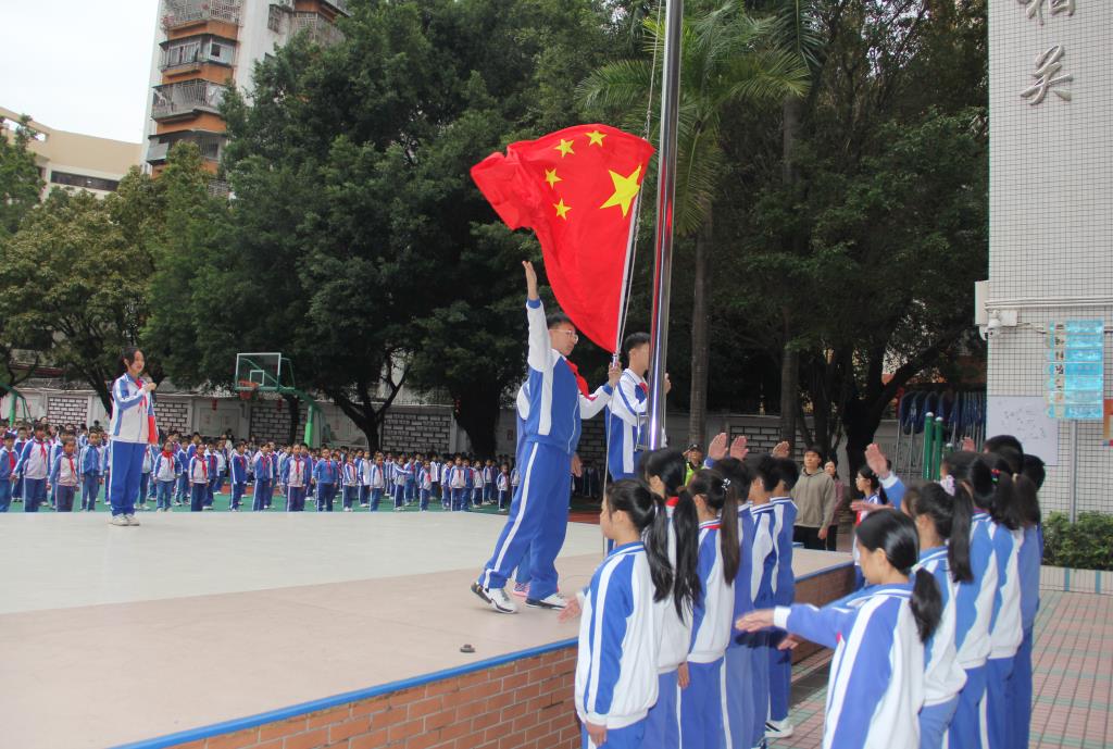 深圳市南湖小学举行新学期升旗仪式暨开学典礼