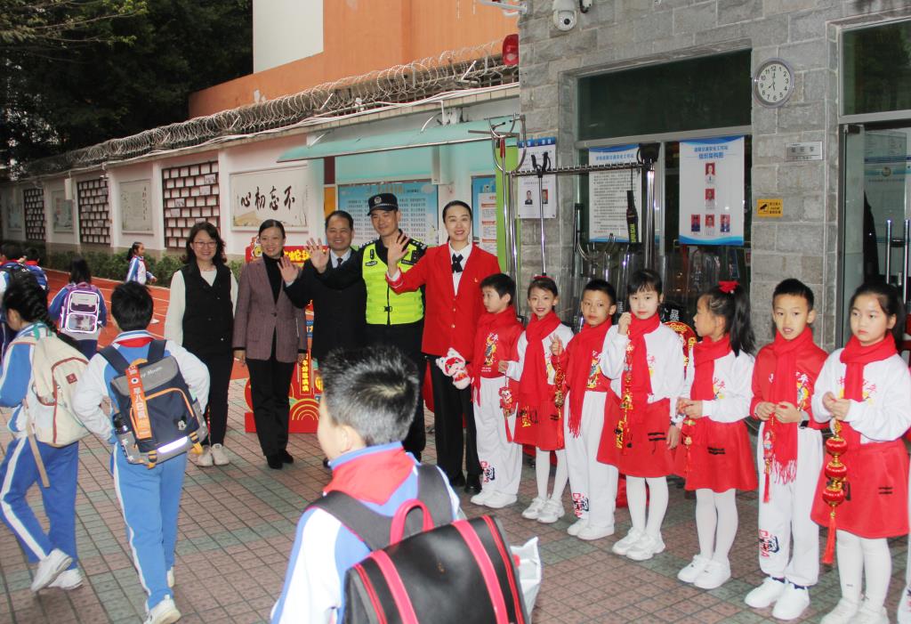 深圳市南湖小学举行新学期升旗仪式暨开学典礼