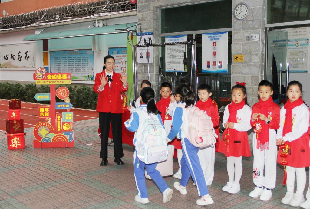 深圳市南湖小学举行新学期升旗仪式暨开学典礼