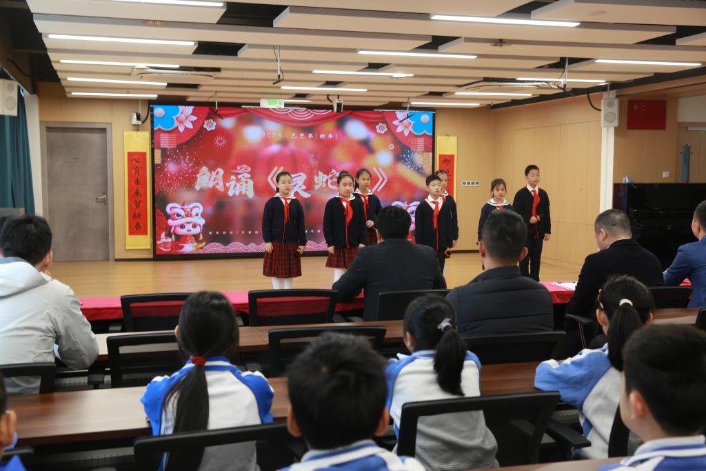 大队委员们带来了朗诵《灵蛇颂》