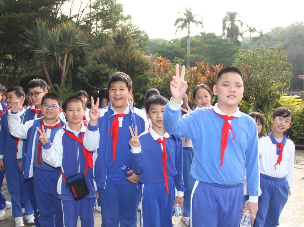 绿意盎然中的历史探寻：南湖小学“行走的思政课”仙湖行