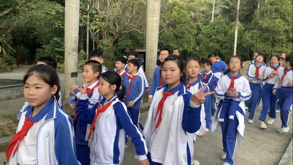 绿意盎然中的历史探寻：南湖小学“行走的思政课”仙湖行