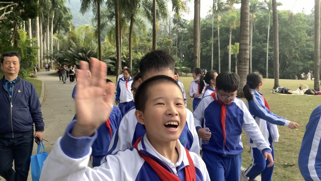 绿意盎然中的历史探寻：南湖小学“行走的思政课”仙湖行