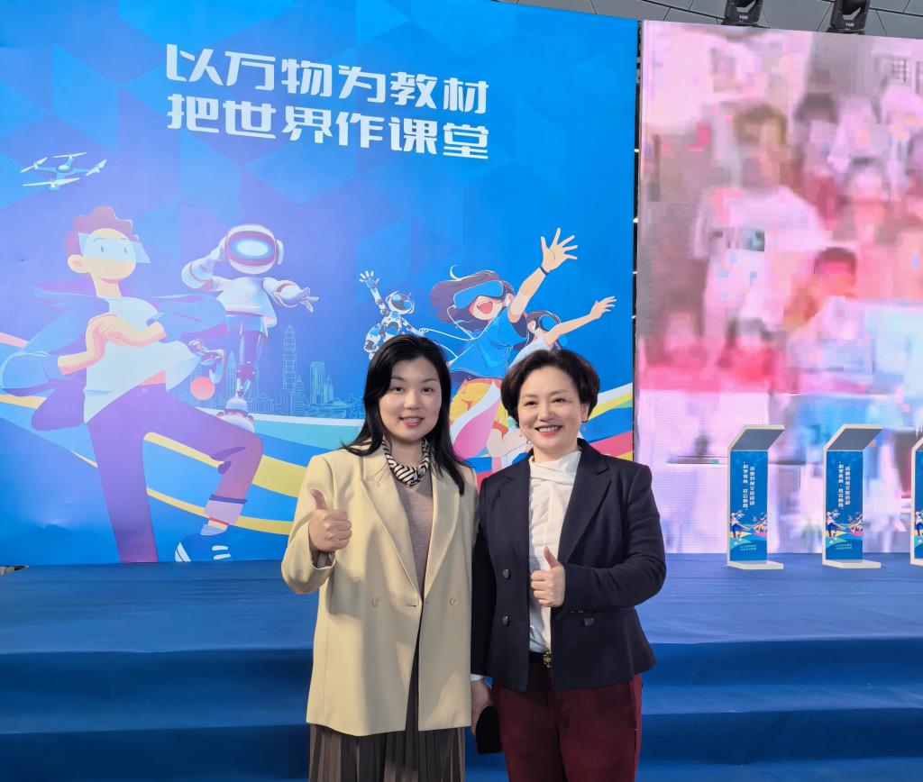 布心中学校长晏清受邀参加共享倡议仪式