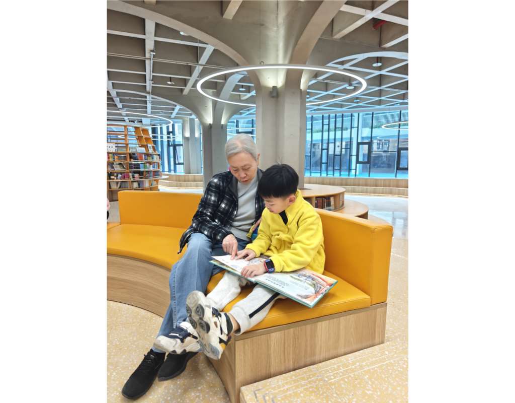 宋卫馆长指导罗湖外语小学图书馆建设